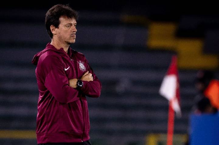 Fernando Diniz reclama de falta no gol do Estudiantes contra o Corinthians