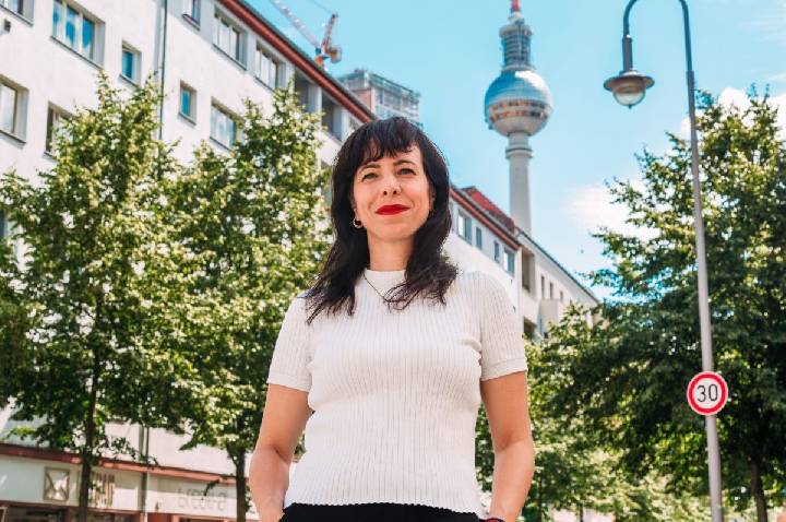 Filha de imigrantes e adversária da AfD lidera disputa em Berlim; entenda