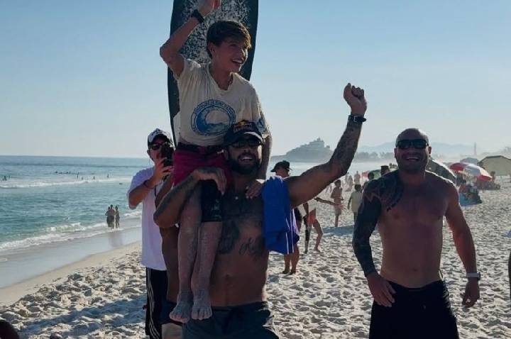 Filho de Pedro Scooby vence 1º torneio de surfe e recebe elogio de Medina