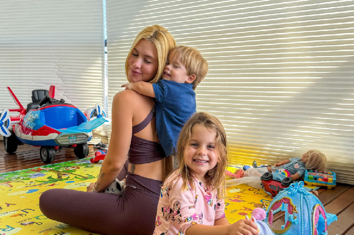 Filho de Virginia posa com bailarinas de Leonardo e mãe reage; veja