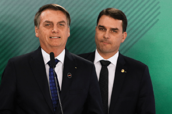 Filme sobre Bolsonaro ameaça candidatura de Flávio, diz Financial Times