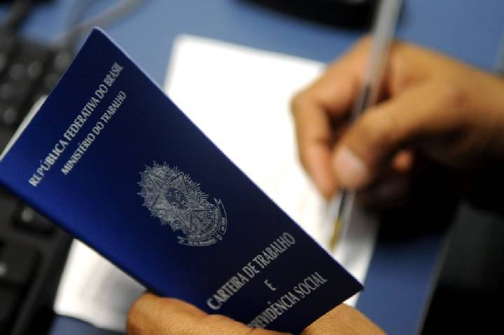 Fim da 6×1: Empresas repassarão custos a consumidor, diz pesquisador