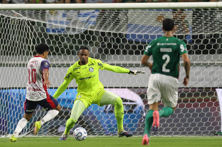 Flaco López comenta falha de Carlos Miguel no Palmeiras: “Normal errar”