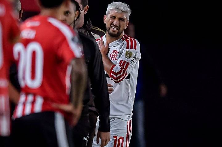 Flamengo confirma fratura na clavícula de Arrascaeta, que pode perder Copa