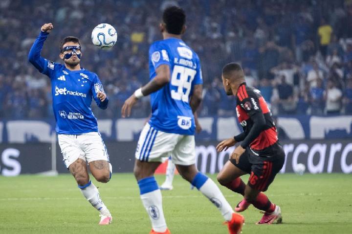 Flamengo sai atrás, mas busca empate contra o Cruzeiro pela Libertadores