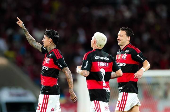 Flamengo vence o Vitória e vê distância para o líder Palmeiras diminuir