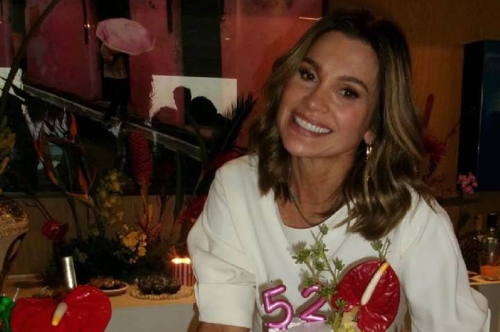 Flávia Alessandra faz 52 anos e celebra com elenco de “Quem Ama Cuida”