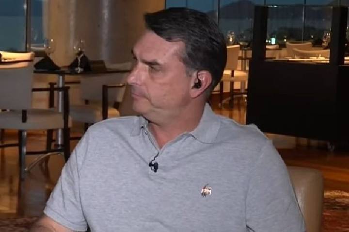 Flávio à CNN: “Bolsonaro terá cargo no meu governo se ele quiser”