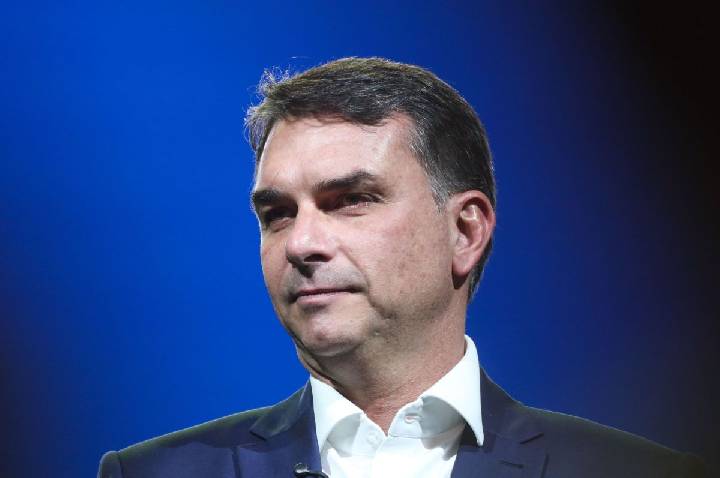 Flávio Bolsonaro acena a mulheres e critica Lula em estreia no rádio
