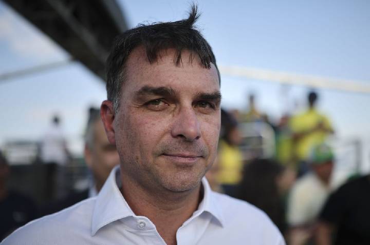 Flávio Bolsonaro embarca para os EUA para audiência sobre novo tarifaço