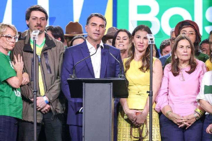Flávio Bolsonaro propõe destravar exploração de gás por fracking no Brasil
