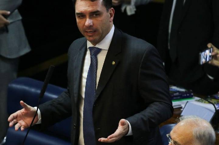 Flávio Bolsonaro tenta transferir investigação sobre Dark Horse para Mendonça