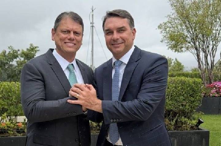 Flávio cita Tarcísio como “grande quadro” da direita ao falar de 2030
