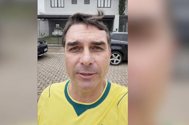 Flávio come pão com leite condensado para reforçar associação a Bolsonaro