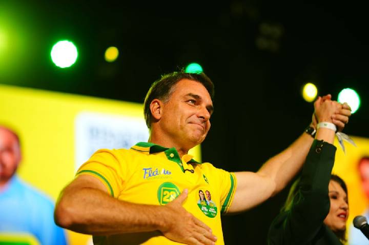Flávio decide participar de debate mesmo sem a presença de Lula