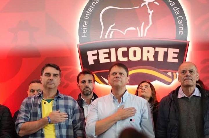 Flávio e Tarcísio acenam para segurança e agro em feira no interior de SP