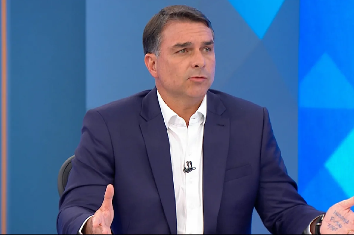 Flávio recorre ao STF contra decisão de Dino sobre posts de Nossa Senhora