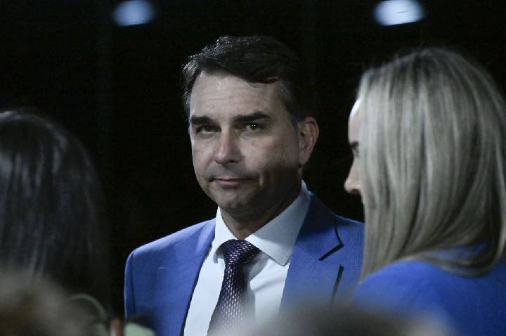 Flávio viaja aos EUA e promete defender Pix em audiência sobre tarifas