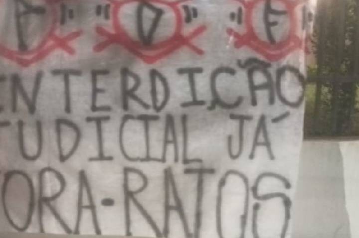 “Fora ratos”: torcedores protestam na casa de presidente do Corinthians