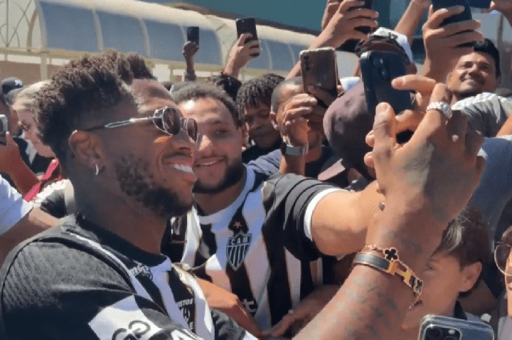 Fred desembarca em Belo Horizonte com festa da torcida do Atlético-MG