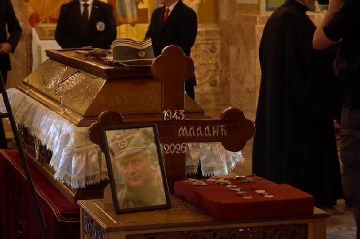 Funeral de criminoso de guerra na Sérvia reúne milhares e reabre feridas