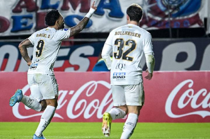 Gabigol desmente Cuca e diz estar à disposição para clássico com Palmeiras