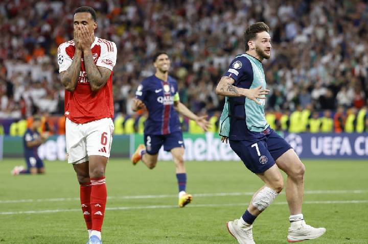 Gabriel Magalhães isola pênalti e PSG é campeão da Champions; veja lance