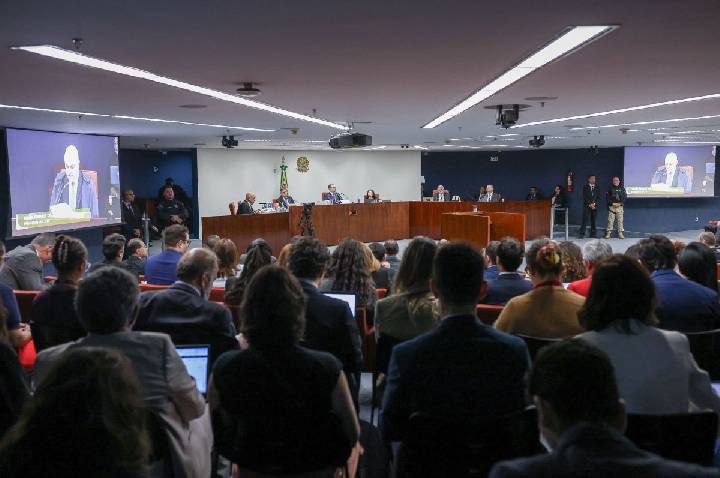 Generais presos por trama golpista apostam em leitura para reduzir penas