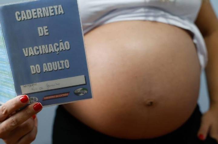 Gestantes estão em risco devido à resistência às vacinas contra gripe e covid