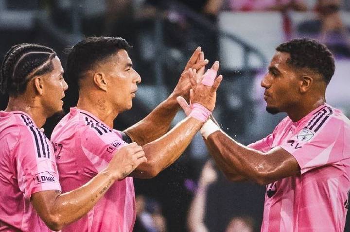 Gol contra bizarro do time de Messi marca estreia de Lewandowski na MLS