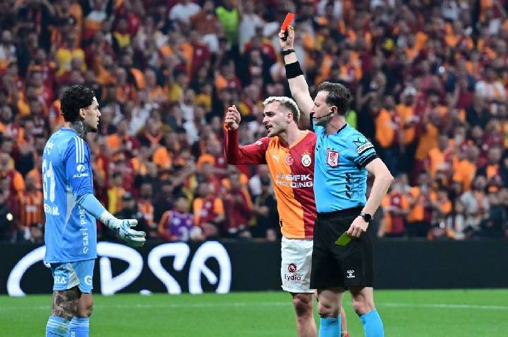 Goleiro da Seleção é expulso e soca cabine do VAR em clássico turco