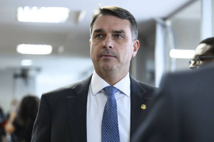 Governistas acionam PGR contra Flávio Bolsonaro por atuação nos EUA