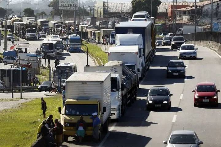 Governo anuncia crédito de mais de R$ 20 bi para caminhões e ônibus