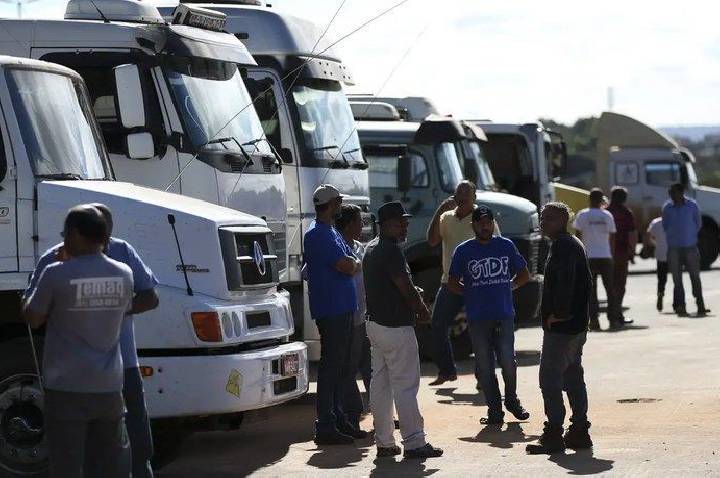 Governo corrige MP de crédito para caminhoneiros e MEIs