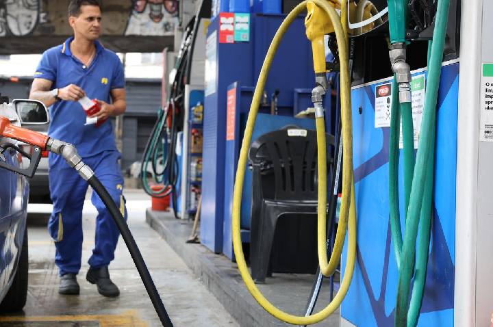 Governo fixa subvenção da gasolina em R$ 0,44 por litro