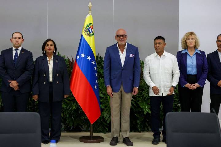 Governo interino da Venezuela e delegação da oposição iniciam negociações