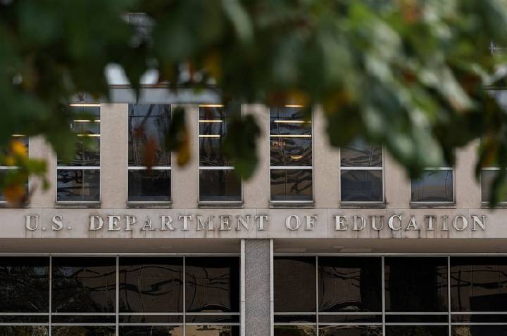 Governo Trump ameaça cortar verbas de escolas por políticas para trans