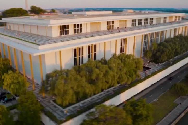 Governo Trump ameaça demolir Kennedy Center se reformas não forem aprovadas