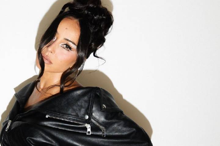 Grávida, Sabrina Sato aposta em minissaia balonê para desfile em SP; veja