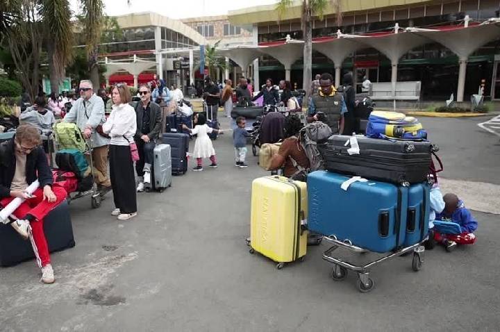 Greve de funcionários atrasa voos no principal aeroporto do Quênia