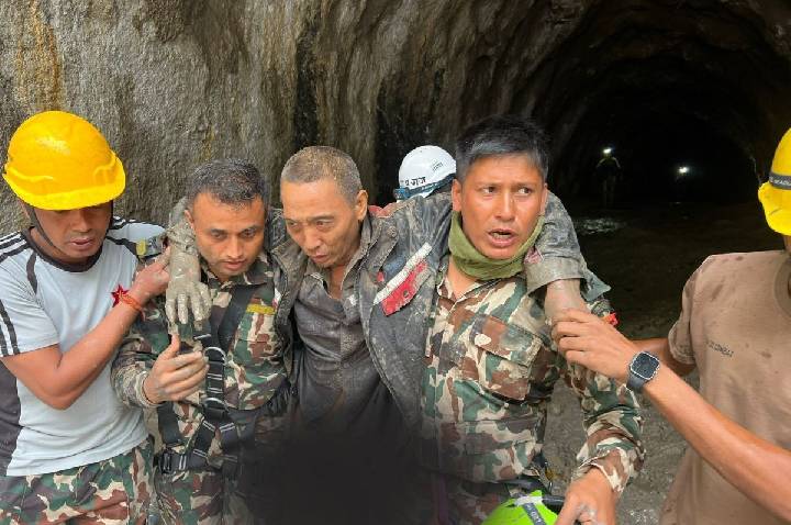 “Gritava bem alto”: chinês narra 10 dias preso em túnel no Nepal