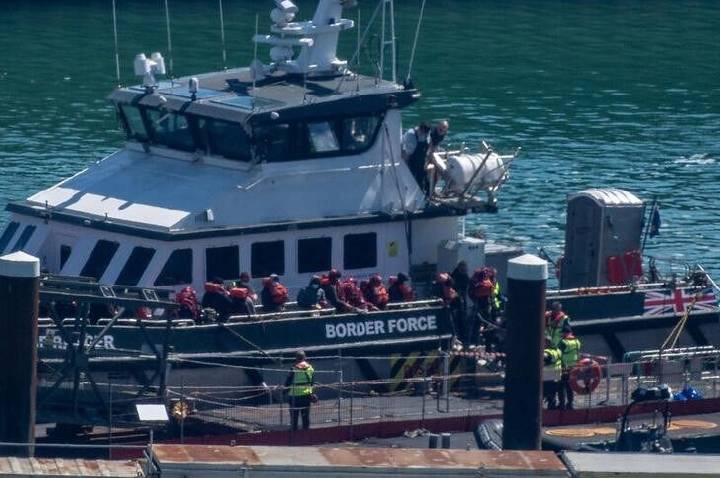 Guarda Francesa resgata 157 migrantes de barco em chamas no Canal da Mancha
