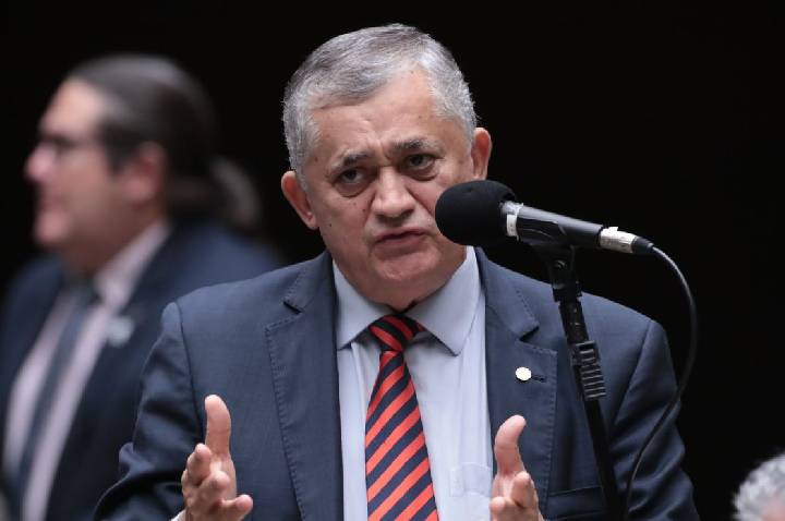 Guimarães quer acordar rito da 6×1 com Alcolumbre até quarta-feira (10)