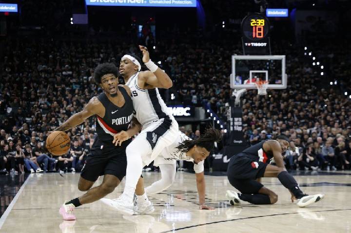 Henderson brilha, Blazers viram sobre Spurs e empatam série nos playoffs