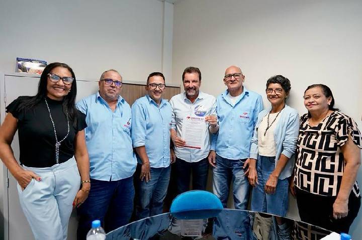 Hildon assina pacto com profissionais da saúde e promete um “pente-fino” nos contratos
