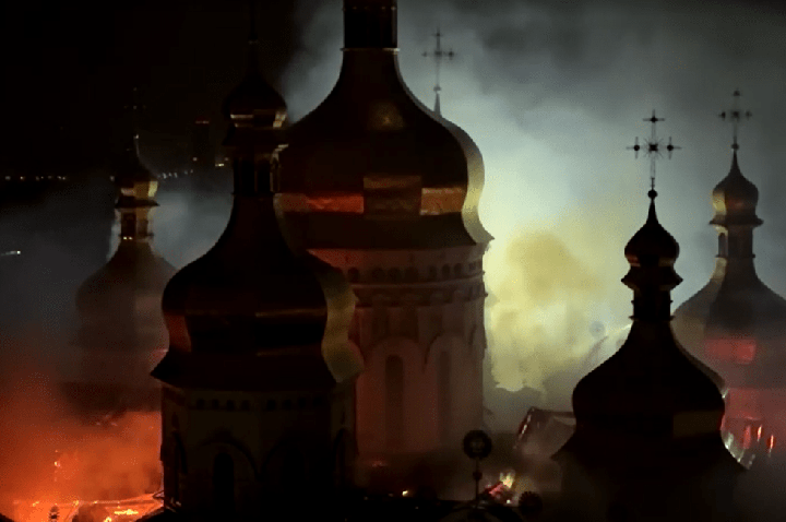 Histórico monastério de Kiev fica em chamas após ataque russo