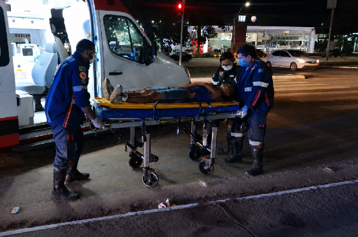 Homem é esfaqueado e pede socorro a policiais