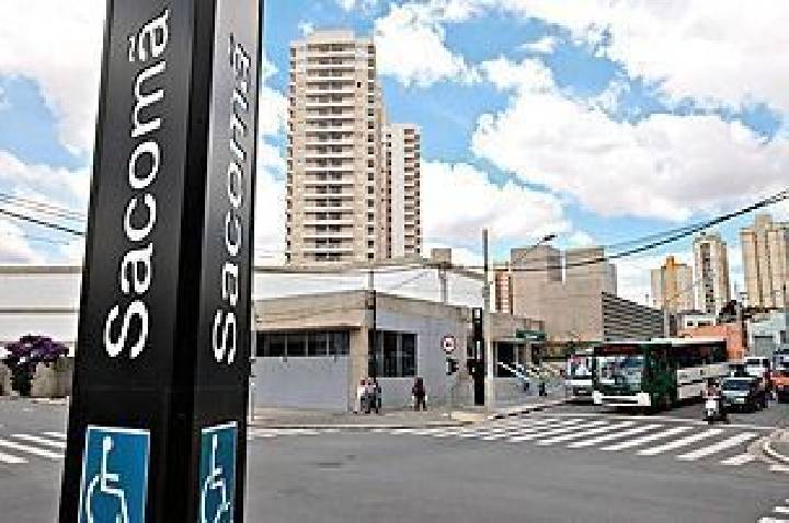 Homem é levado por seguranças após ferir outro na estação Sacomã