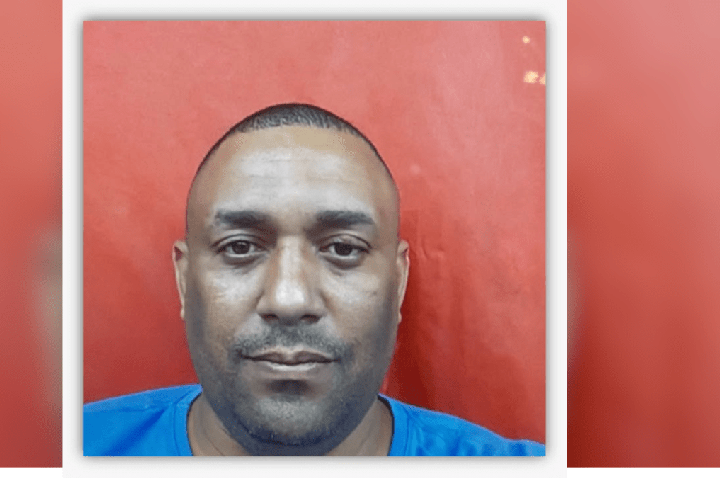 Homem é procurado após matar companheira na frentes das filhas no RJ