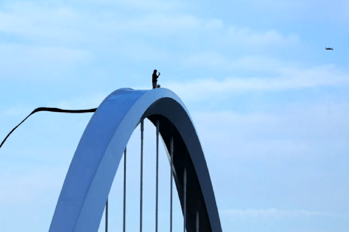 Homem escala ponte de 12 metros em Washington em protesto contra guerra